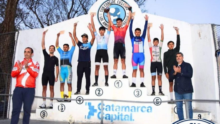 Ciclistas en la competencia Cierre de la Fiesta del Poncho en el parque Adán Quiroga