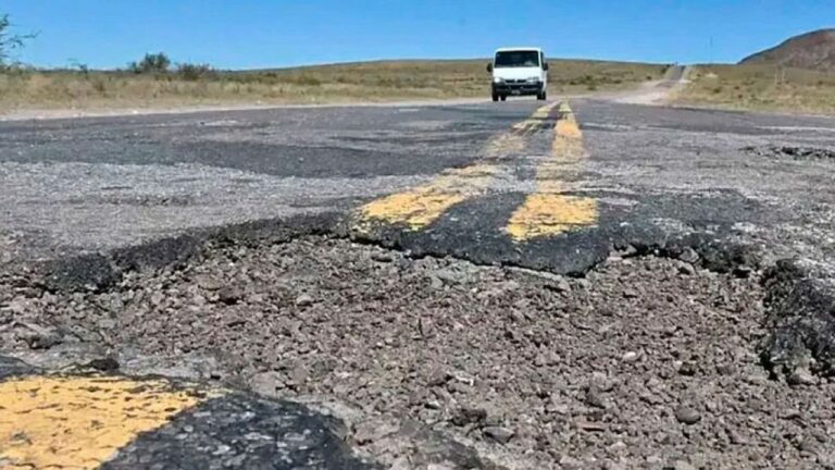 Trabajadores viales en una ruta nacional