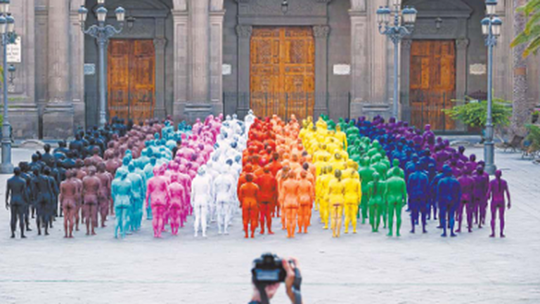 Instalación Gran Spectrum de Spencer Tunick en la plaza de Santa Ana, Las Palmas