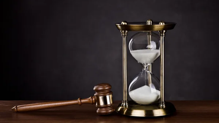 Ilustración de una balanza de la justicia con un reloj de arena