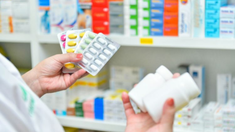 Farmacia con cartel de OSEP en Catamarca