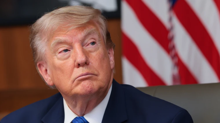 Donald Trump hablando en el Despacho Oval sobre Irán