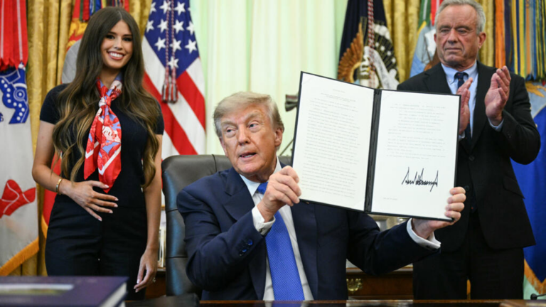 Donald Trump firmando una orden ejecutiva sobre vacunas