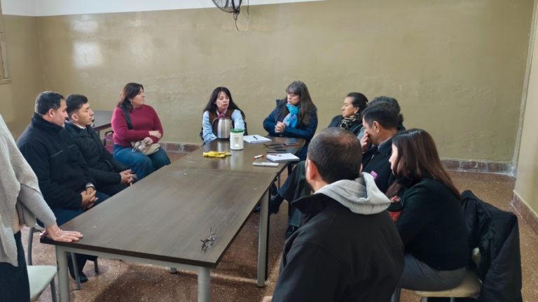 Reunión del equipo de Extensión de la UNCA con la comunidad educativa de la Primaria de la Fray