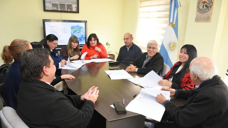 Firma del acta acuerdo del programa Aula Amable en el Rectorado de la UNCA