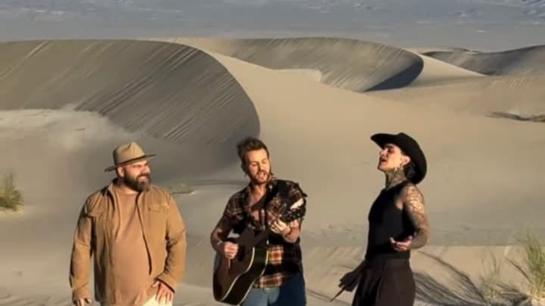 Artistas Valen Vargas, Juan Fuentes y Axel en las dunas de Fiambalá durante la grabación