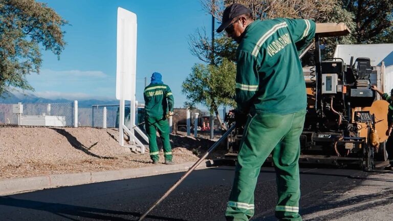Trabajos de repavimentación en el acceso al Aeropuerto Felipe Varela
