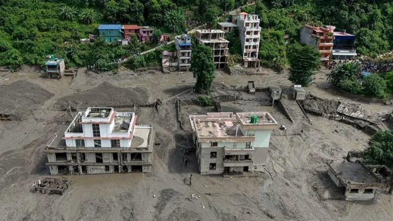 Equipos de rescate buscan sobrevivientes entre los escombros tras la riada en el norte de Nepal