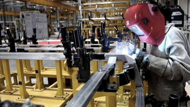 Planta metalúrgica con maquinaria en producción