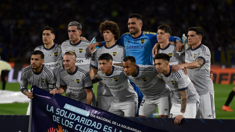 Estadio de fútbol con jugadores de Boca y Racing en la Copa Argentina