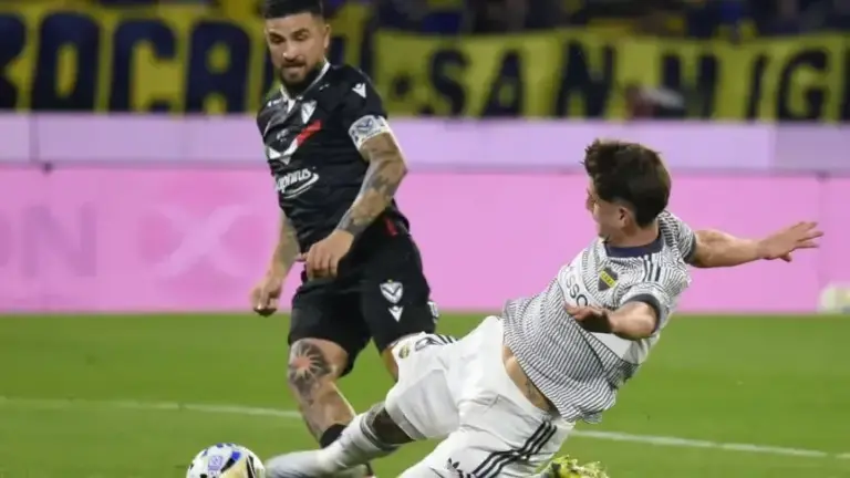 Estadio de fútbol con jugadores disputando un partido de la Copa Argentina
