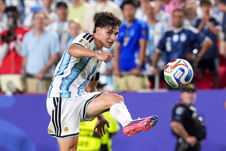 Julián Álvarez, delantero de la selección argentina, en el partido amistoso contra Bolivia en Córdoba.