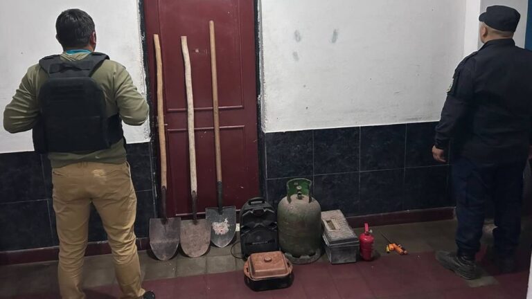 Móvil policial en un operativo de allanamiento en Tinogasta