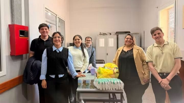 Alumnos del Profesorado de Geografía del IES José Cubas durante la entrega de donaciones en la Escuela Secundaria N.º 83 de Pozo El Mistol