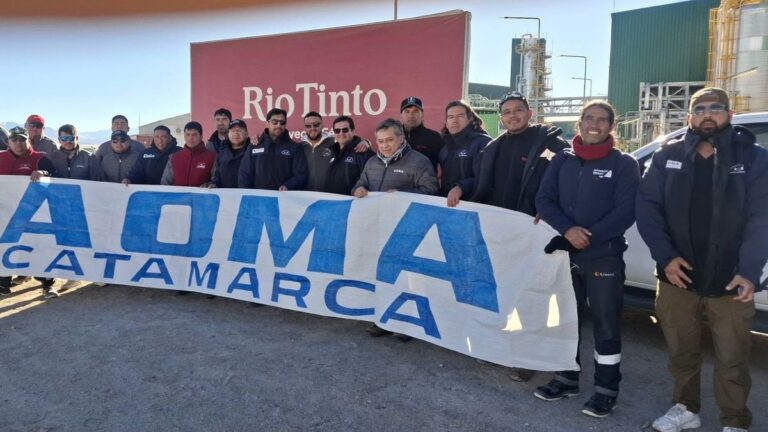 Trabajadores mineros de AOMA Catamarca en la Puna durante una medida de fuerza