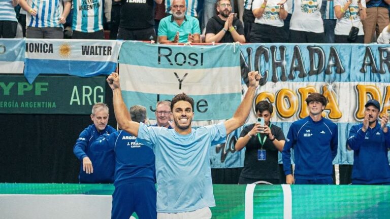Tenistas argentinos celebrando una victoria en la Copa Davis