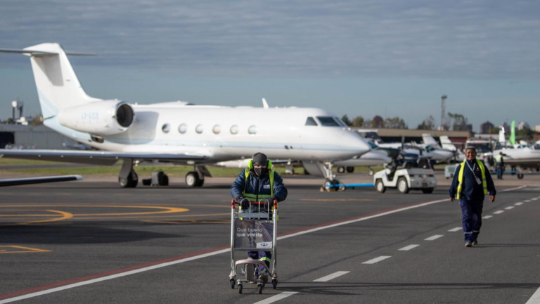 Trabajadores de ATE en un aeropuerto durante el paro