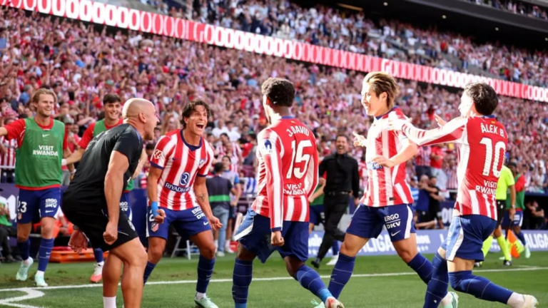 Jugadores del Atlético de Madrid y Real Madrid durante el derbi en el estadio Metropolitano