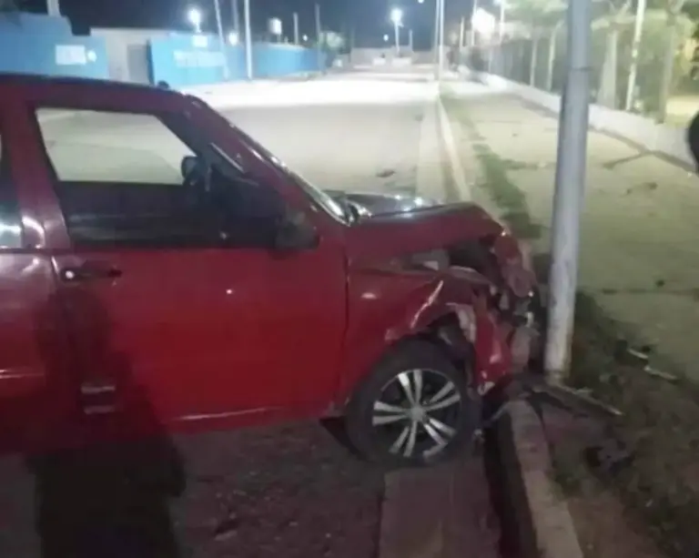 Auto estrellado contra poste del alumbrado público en Recreo