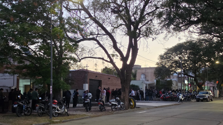 Fila de jóvenes con currículums en la avenida Ocampo para una oferta de trabajo en un autoservicio