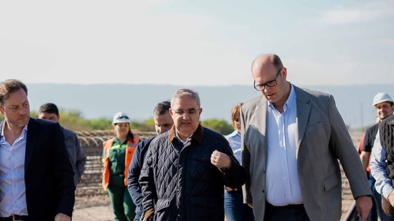 Autoridades durante la recorrida de la obra del puente del Pantanillo