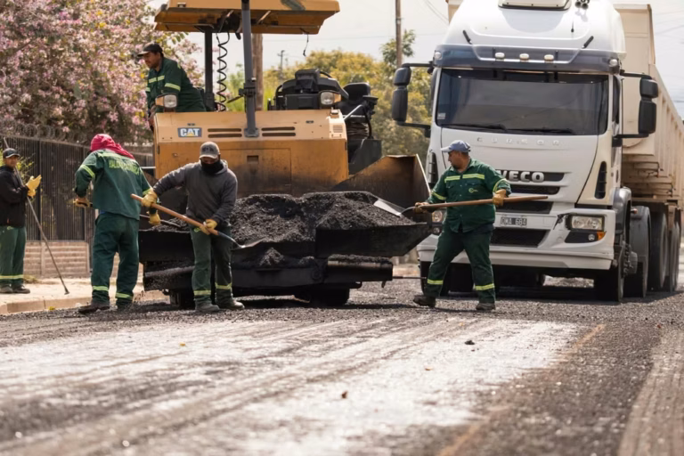 Obreros trabajando en la pavimentación de la avenida Dr. Enrique Ocampo en Valle Viejo