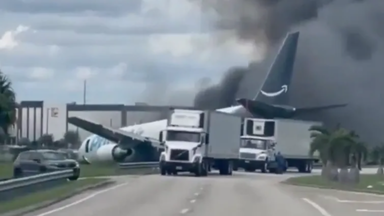 Avión de carga de Amazon incendiado sobre una carretera cerca del Aeropuerto Internacional de Miami