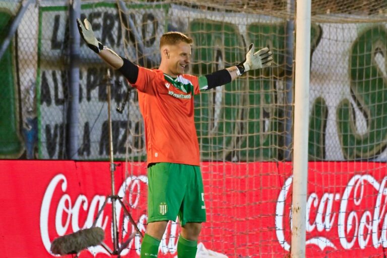 Diego Rodríguez ataja el penal decisivo a Carlos Quintana y Banfield se clasifica a semifinales de la Copa Argentina