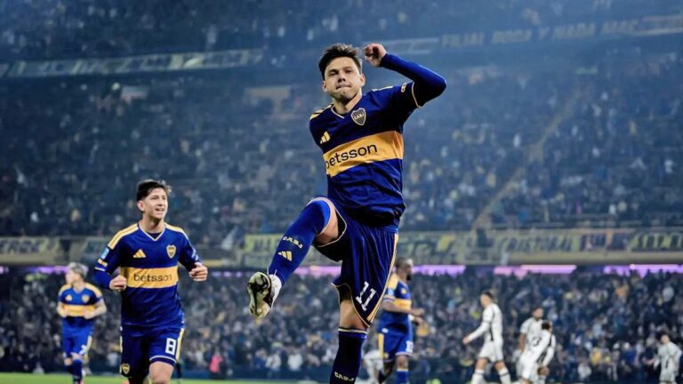 Jugadores de Boca celebrando un gol