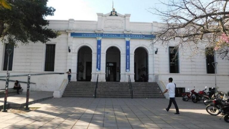 Fachada de la Universidad Nacional de Catamarca