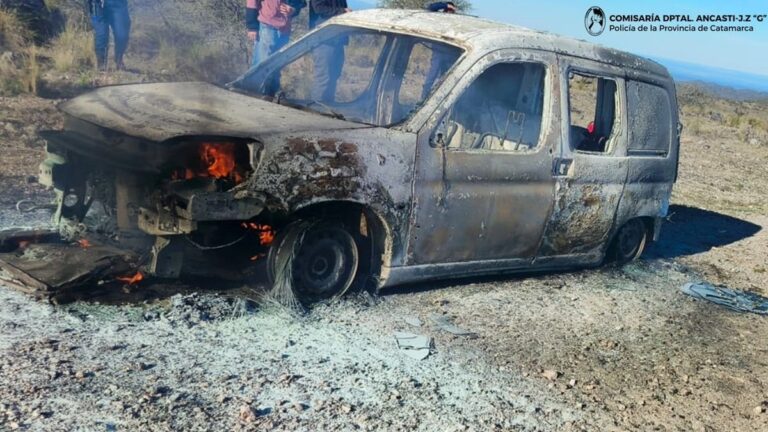 Camioneta Peugeot Partner incendiada en la Ruta Provincial N° 2, en Ancasti