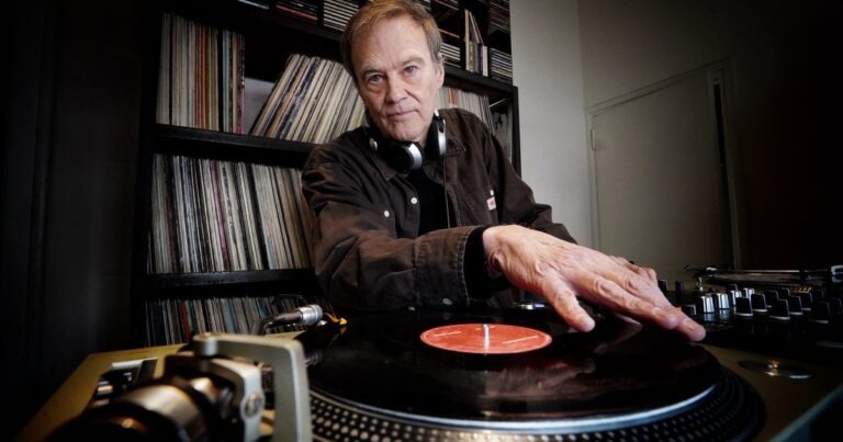 Carlos Alfonsín, DJ y dueño de la disquería AZ Discos, rodeado de vinilos