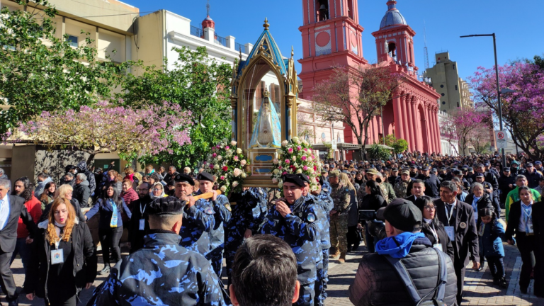 Procesión de la Virgen del Valle alrededor de la Plaza 25 de Mayo en Catamarca