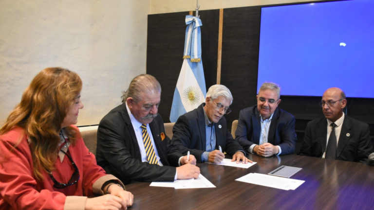 Firma de convenios entre la UNCA y la Municipalidad de Copiapó en Casa de Gobierno