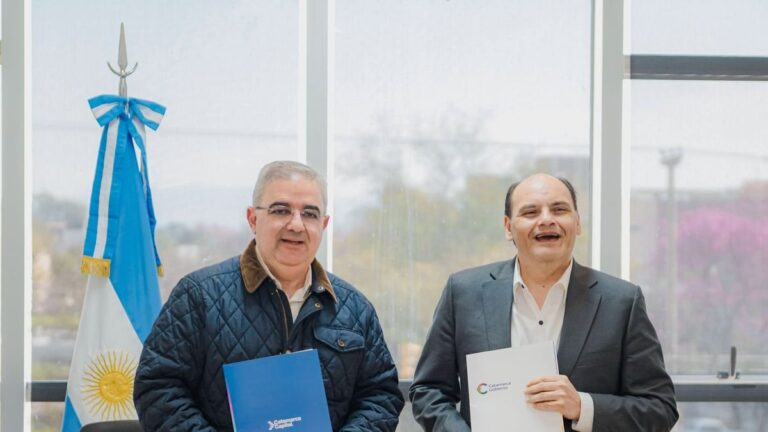 Gobernador Raúl Jalil y intendente Gustavo Saadi durante la firma del convenio para el Polo Minero en el sur de la Capital