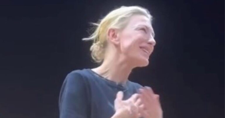 Cate Blanchett en el escenario del Teatro Nacional de Londres durante una función de Electra/Persona