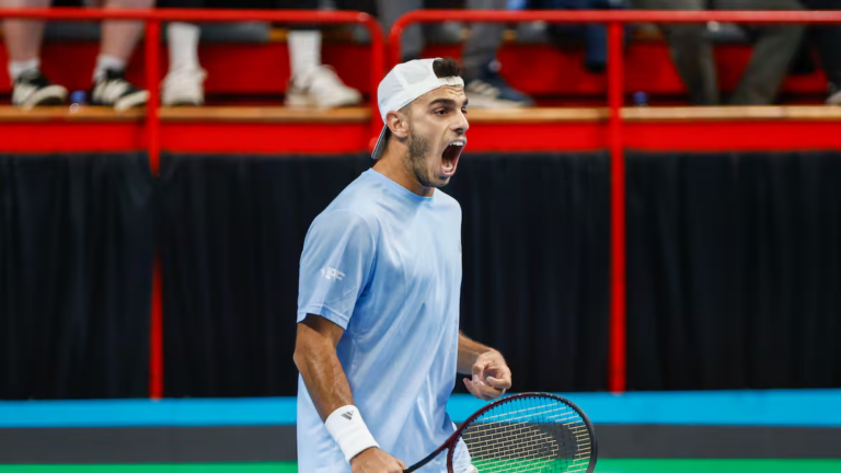 Francisco Cerúndolo durante su partido de Copa Davis contra Mert Alkaya en el Estadio Ruca Che de Neuquén