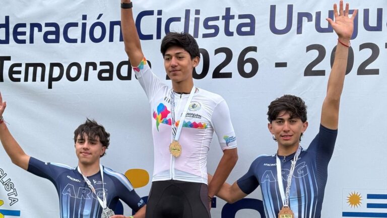 Ciclistas catamarqueños en el podio del Campeonato Sudamericano XCO en Rocha, Uruguay