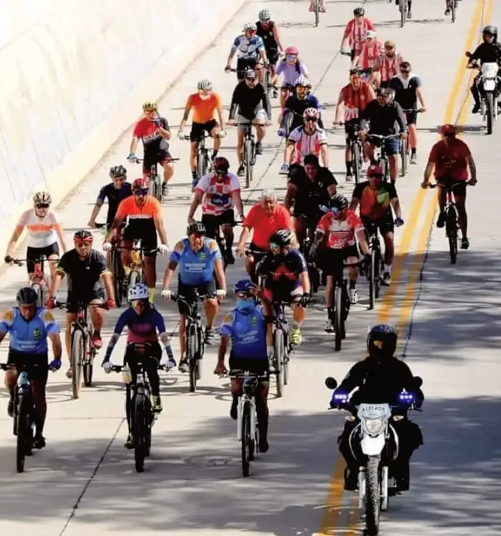 Ciclistas participando en la bicicleteada aniversario del Club Coronel Daza