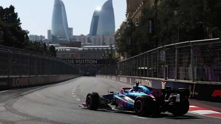 Franco Colapinto en el circuito callejero de Bakú durante la segunda práctica libre del Gran Premio de Azerbaiyán