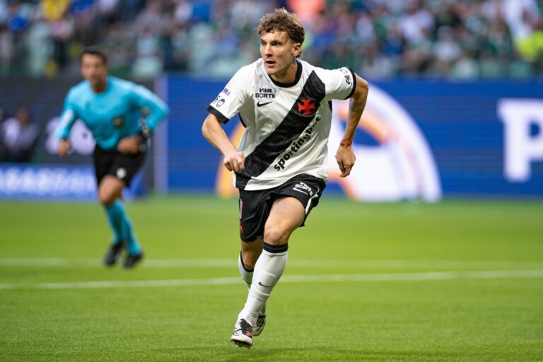 Facundo Colidio durante un partido con la camiseta de River Plate