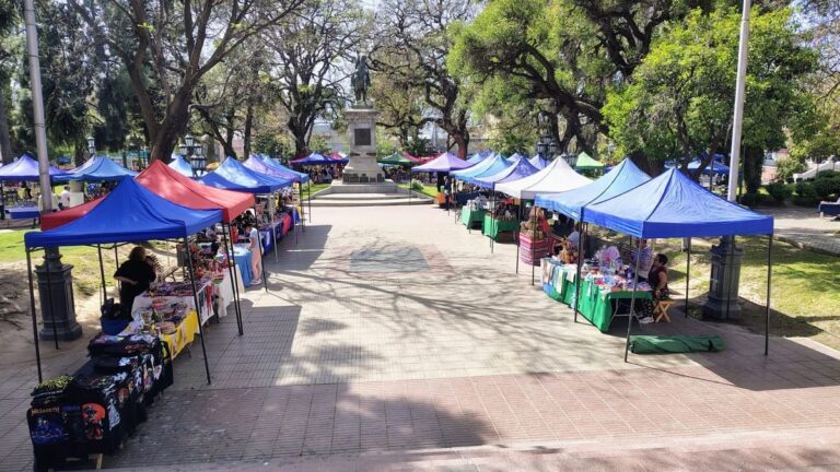 Fachada de comercios cerrados en la peatonal Rivadavia de San Fernando del Valle de Catamarca