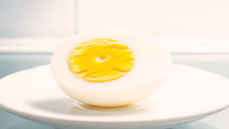 Huevos duros en un envase hermético dentro de la heladera