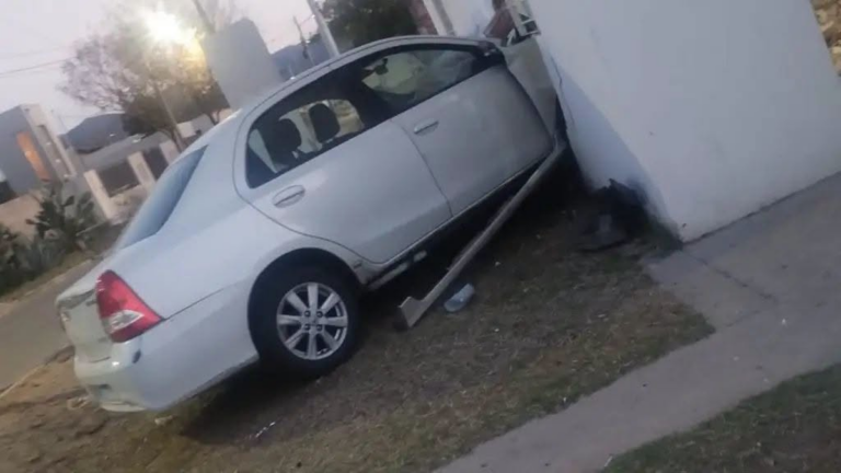 Vehículo blanco tras colisionar contra el frente de una vivienda en la Capital