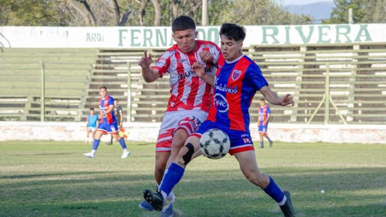 Árbitro de fútbol señalando una infracción durante un partido del Torneo Regional Federal Amateur