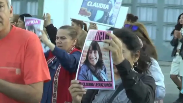 Marcha por Claudia Leguizamón en la plaza La Alameda