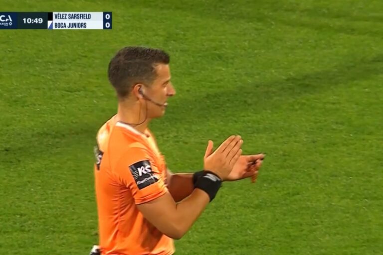 Árbitro Sebastián Zunino detiene el partido entre Boca y Vélez para homenajear a Lionel Messi