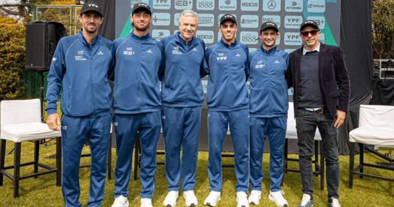 Equipo argentino de Copa Davis reunido en el Tenis Club Argentino de Palermo
