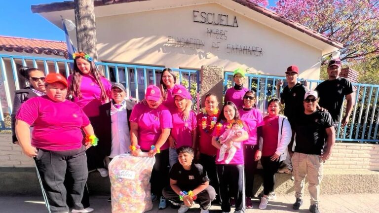 Entrega de regalos a niños por parte del grupo Corazones Solidarios en Capayán
