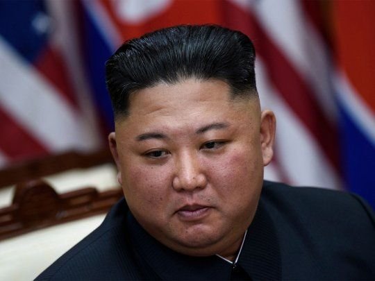 Kim Jong-un observa una pantalla durante la prueba de un nuevo sistema de armas en Corea del Norte